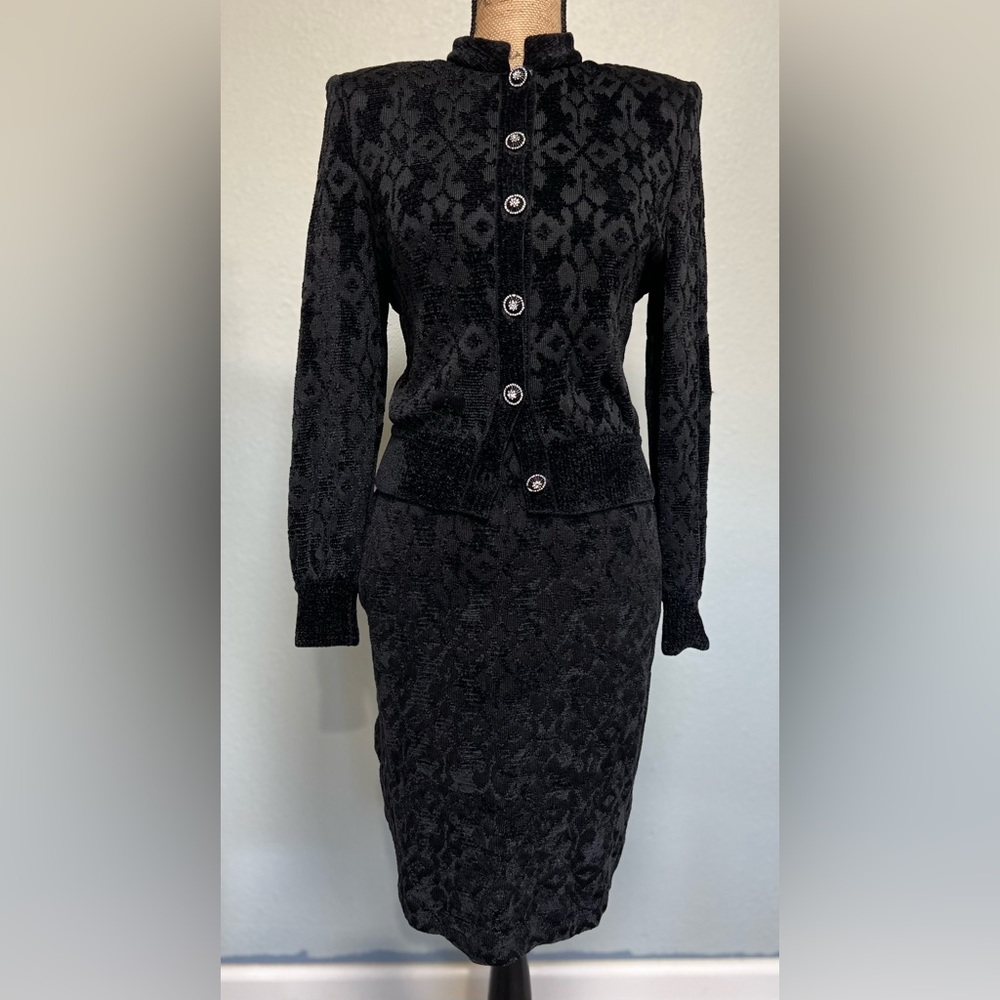 St. John evening suit size 2/6 fits like a 4